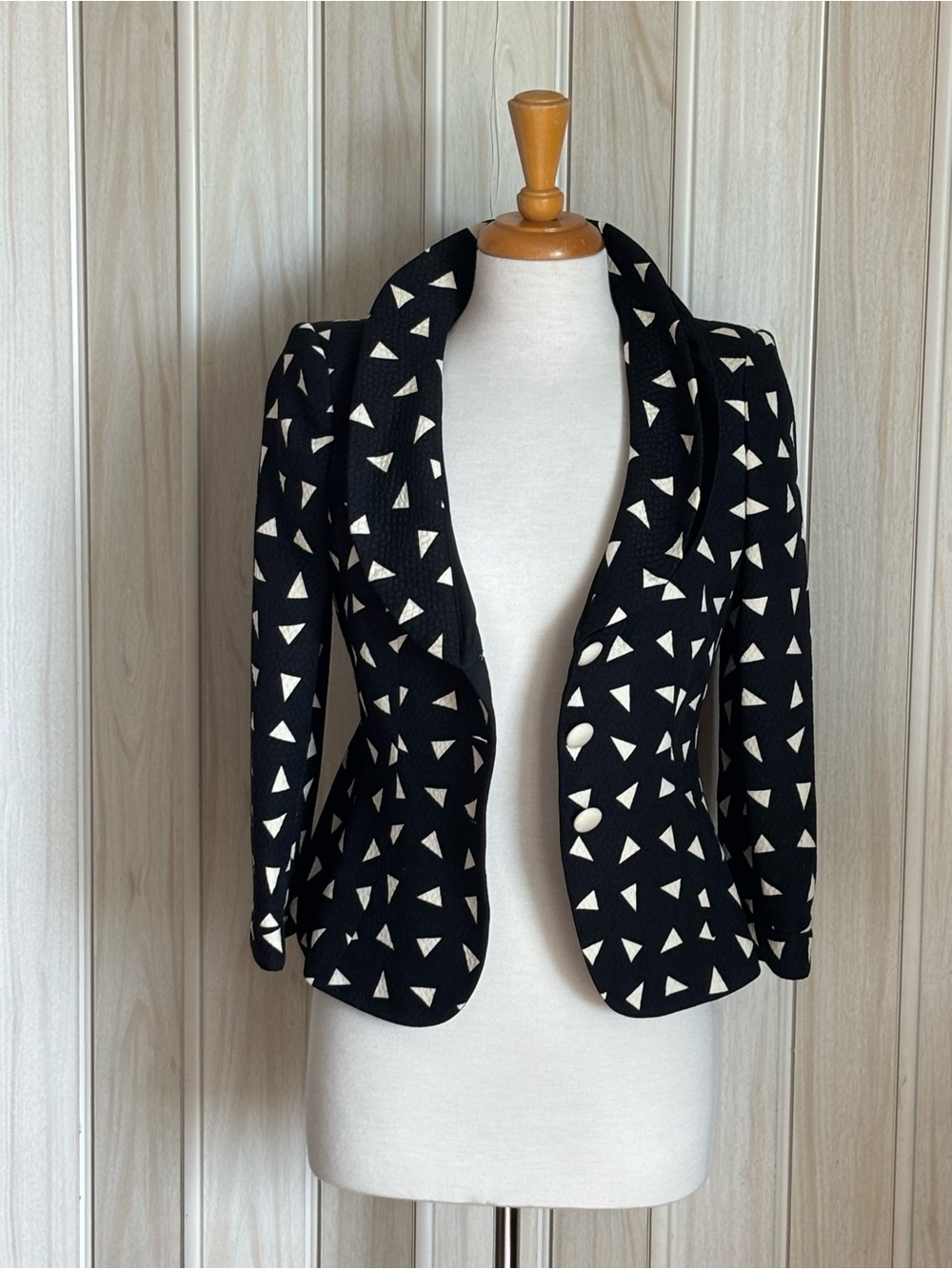 ARMANI COLLEZIONI (Made in Italy) WOMEN’S CROPPED BLAZER.